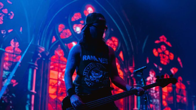 Banda argentina Rata Blanca en concierto en vivo ante una multitud