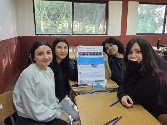 Estudiantes participantes en el programa Samsung Solve for Tomorrow presentando sus proyectos innovadores