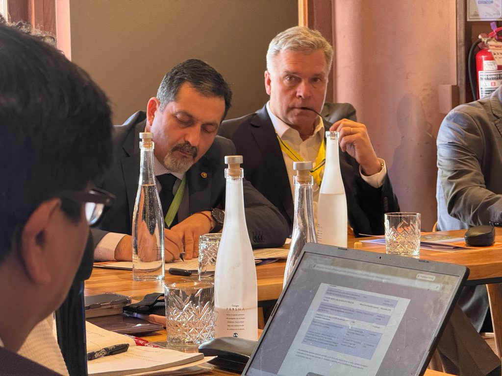Autoridades discutiendo estrategias de seguridad en el pre foro del Corredor Bioceánico en San Pedro de Atacama