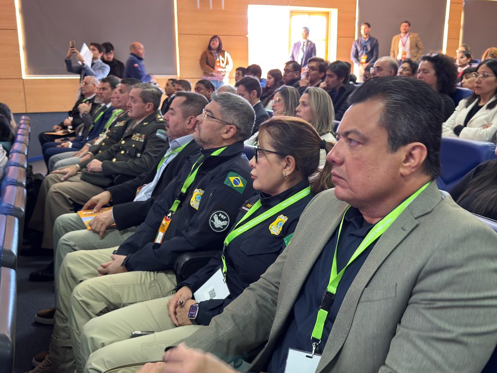 Autoridades discutiendo estrategias de seguridad en el pre foro del Corredor Bioceánico en San Pedro de Atacama