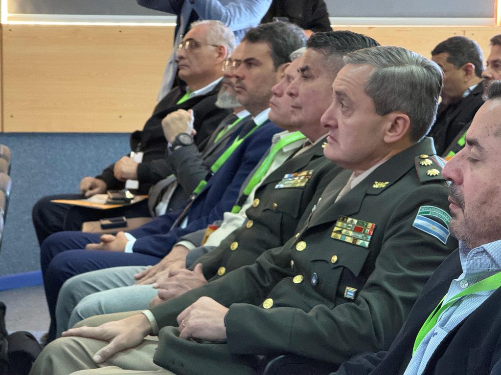 Autoridades discutiendo estrategias de seguridad en el pre foro del Corredor Bioceánico en San Pedro de Atacama