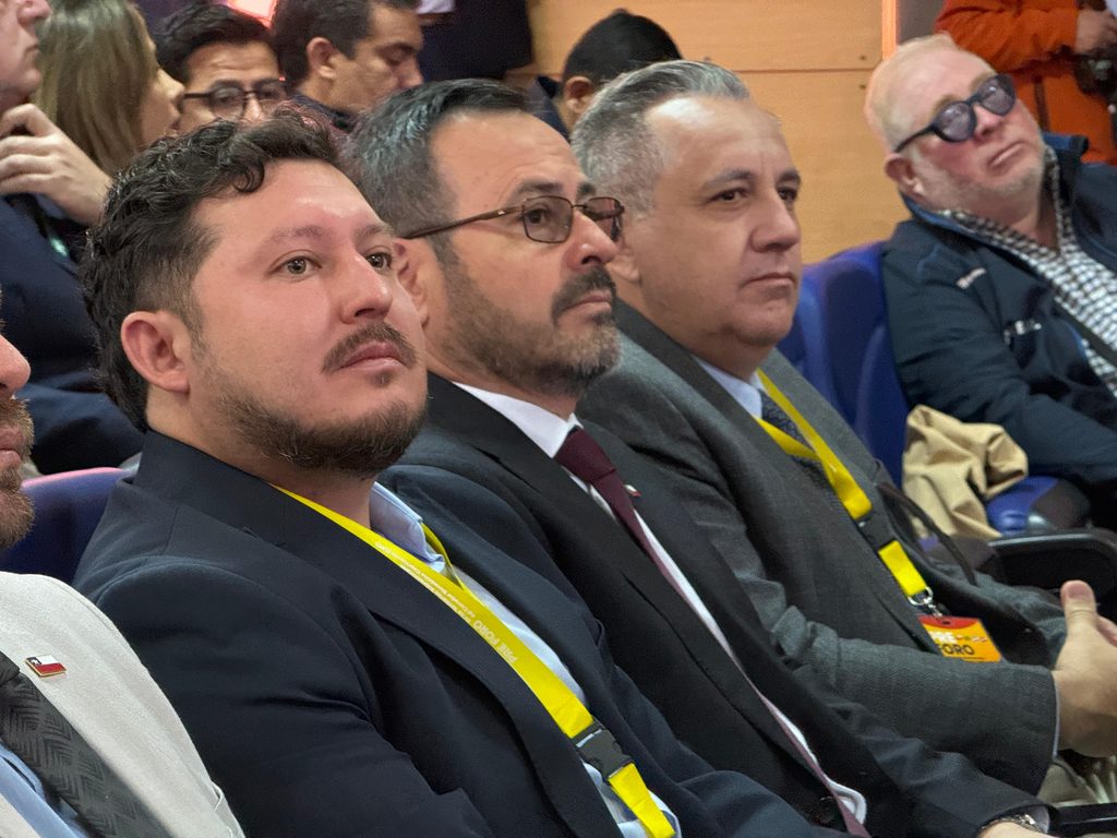 Autoridades discutiendo estrategias de seguridad en el pre foro del Corredor Bioceánico en San Pedro de Atacama
