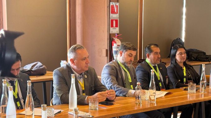 Autoridades discutiendo estrategias de seguridad en el pre foro del Corredor Bioceánico en San Pedro de Atacama