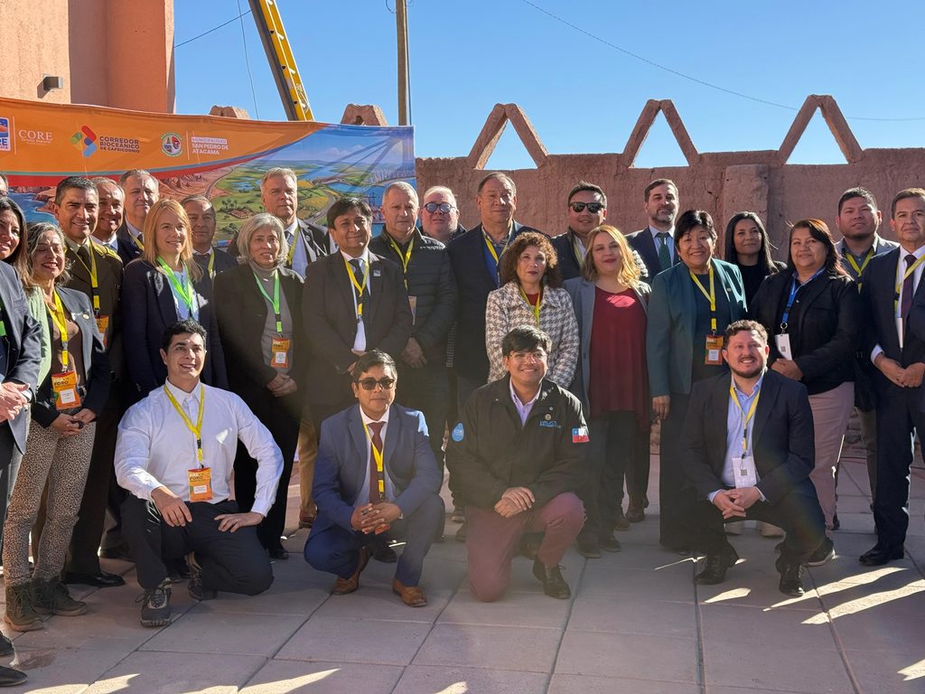 Autoridades discutiendo estrategias de seguridad en el pre foro del Corredor Bioceánico en San Pedro de Atacama