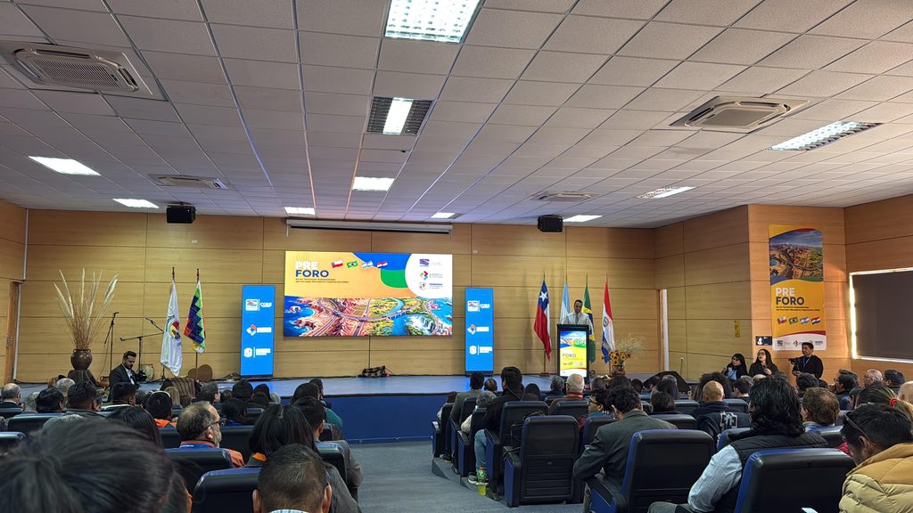 Autoridades discutiendo estrategias de seguridad en el pre foro del Corredor Bioceánico en San Pedro de Atacama