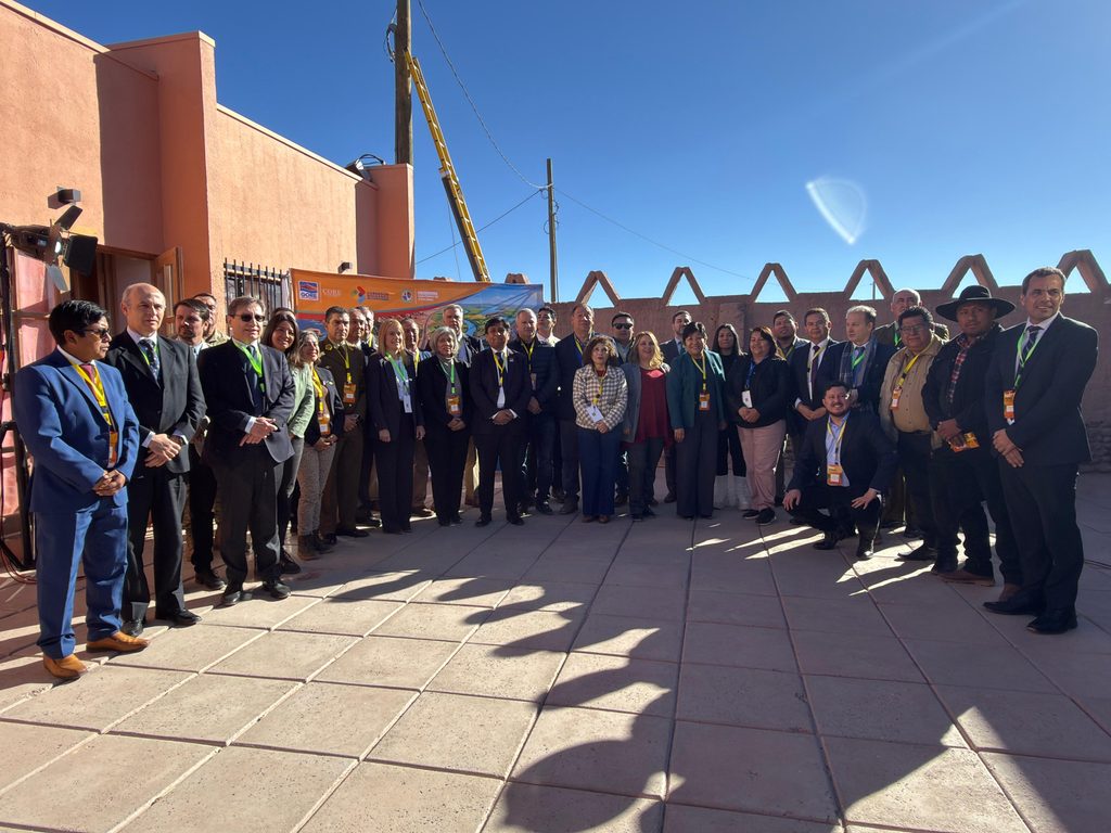Autoridades discutiendo estrategias de seguridad en el pre foro del Corredor Bioceánico en San Pedro de Atacama