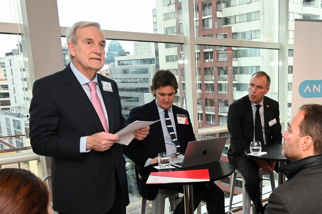 SECTOR PRIVADO CREA LA ASOCIACIÓN NACIONAL CONTRA LAS ECONOMÍAS ILÍCITAS PARA COMBATIR EL CONTRABANDO Y LA PIRATERÍA EN CHILE Lanzamiento de la Asociación Nacional contra las Economías Ilícitas con representantes del sector privado en Chile.