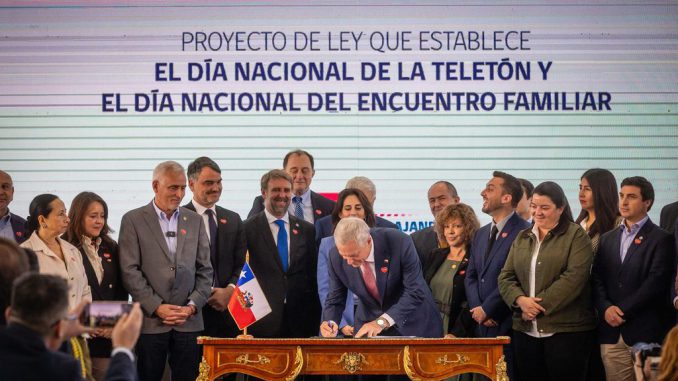 Senadores votando en el Congreso Nacional de Chile durante la sesión sobre el proyecto de ley Teletón