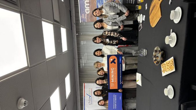 Lanzamiento del programa TP Mining Experience en la Cámara Chileno Británica de Comercio con expertos del sector minero.