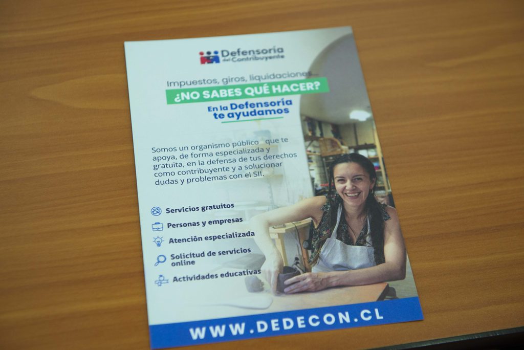 TRES AVANCES CLAVE PARA MEJORAR EL ACCESO A LA INFORMACIÓN Y PROTEGER LOS DERECHOS DE LOS CONTRIBUYENTES EN AVALÚOS Contribuyente revisando información digital de avalúos en el sitio web del Servicio de Impuestos Internos