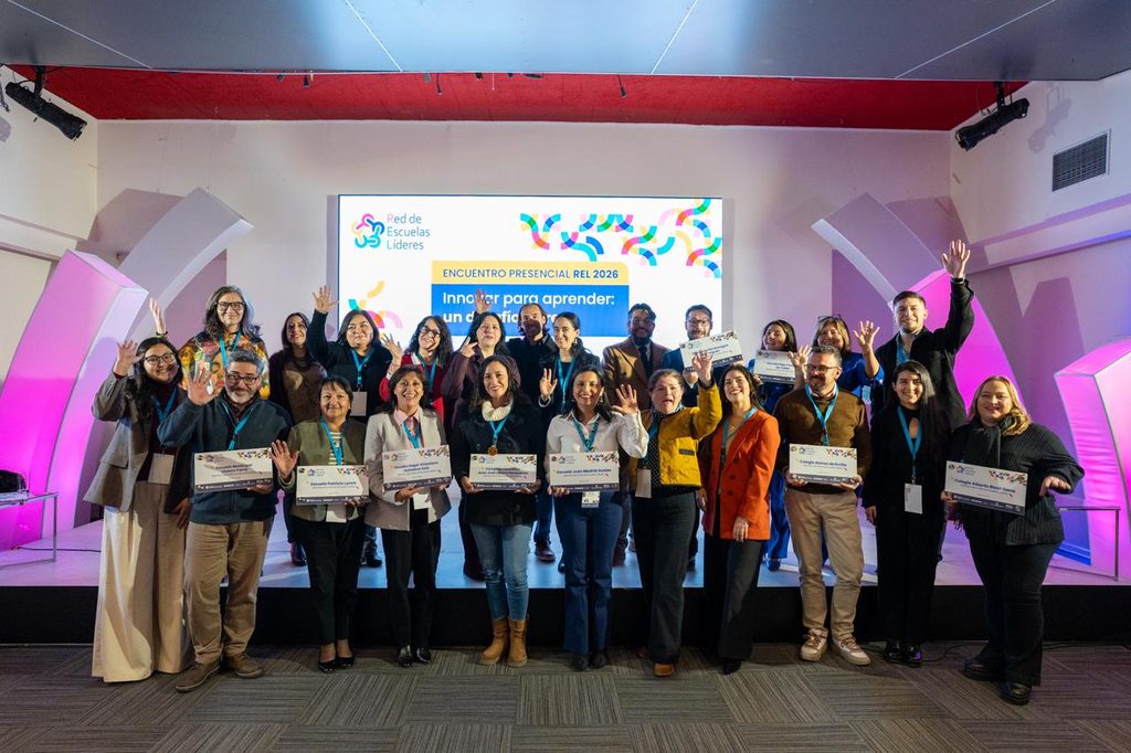 Estudiantes y docentes celebrando la integración de sus escuelas a la Red de Escuelas Líderes en Antofagasta