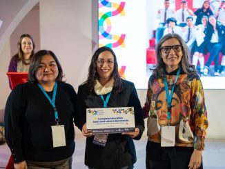 Estudiantes y docentes celebrando la integración de sus escuelas a la Red de Escuelas Líderes en Antofagasta