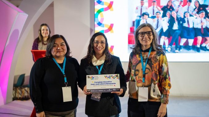 Estudiantes y docentes celebrando la integración de sus escuelas a la Red de Escuelas Líderes en Antofagasta