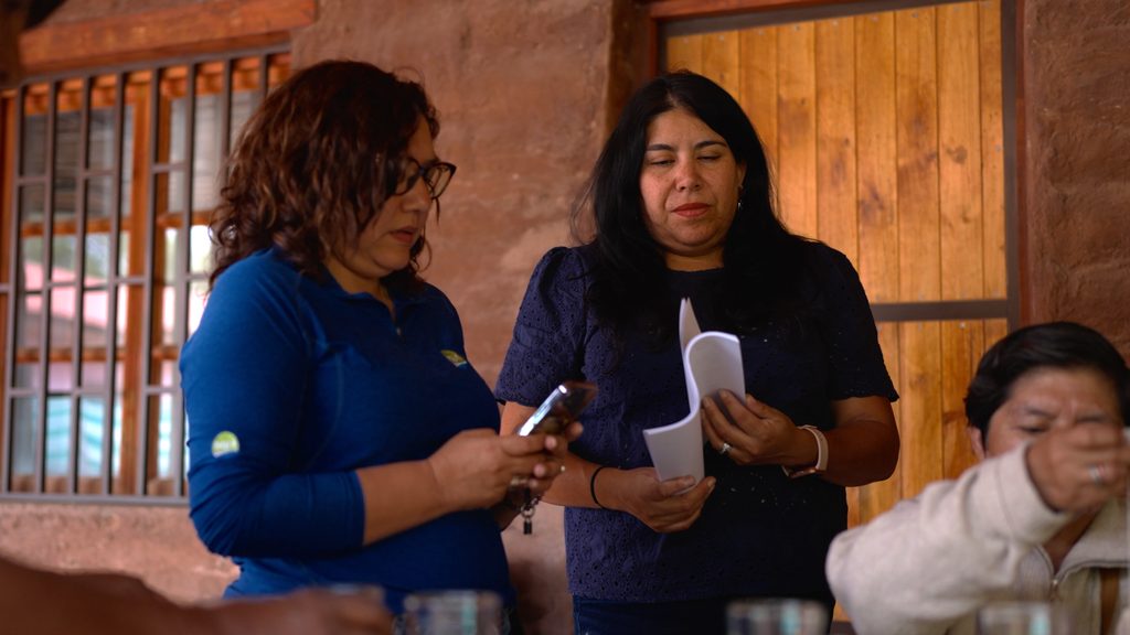 Tres mujeres profesionales destacadas trabajando en distintos ámbitos de la industria minera chilena.