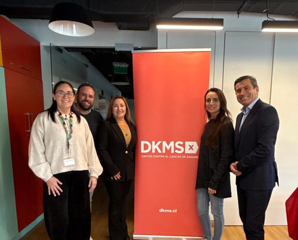 TURBUS Y DKMS RENUEVAN ALIANZA PARA POTENCIAR LA DONACIÓN DE CÉLULAS MADRE Ejecutivas de Turbus y DKMS sellando el acuerdo de colaboración para promover la donación de células madre en Chile