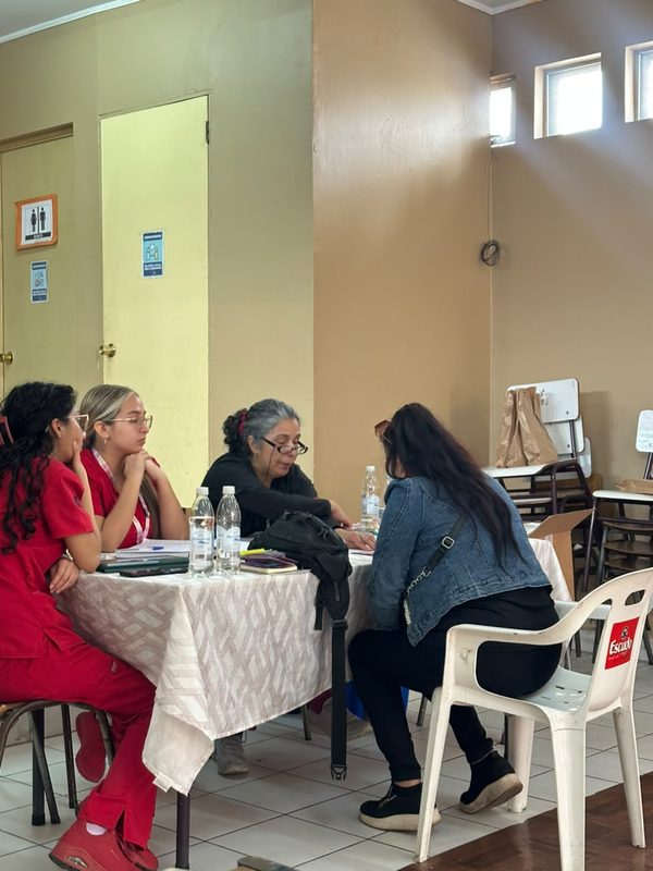 Equipo de investigadores de la Universidad de Antofagasta trabajando en el proyecto de detección de VPH.