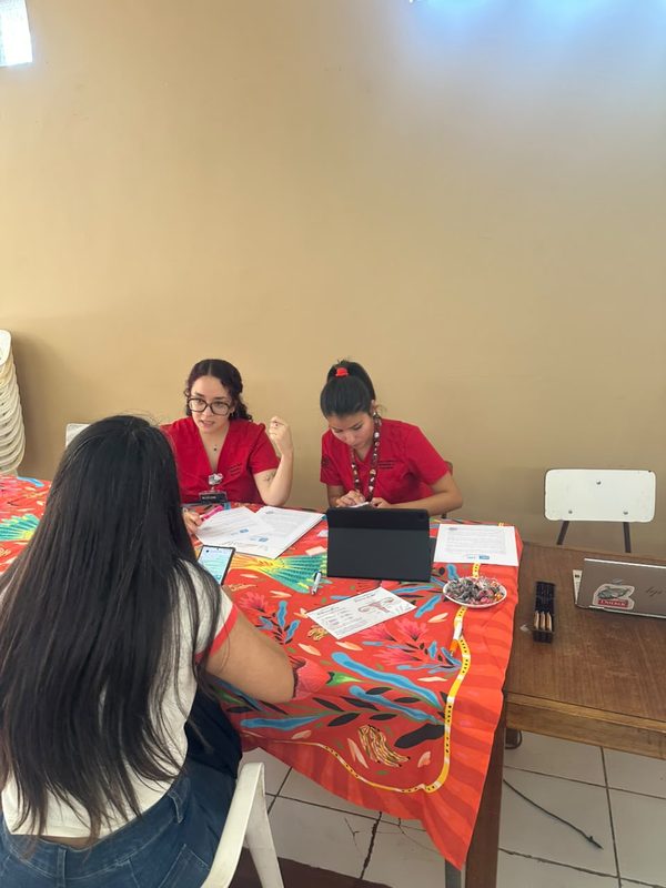 Equipo de investigadores de la Universidad de Antofagasta trabajando en el proyecto de detección de VPH.