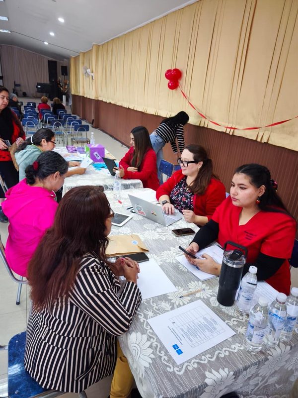 Equipo de investigadores de la Universidad de Antofagasta trabajando en el proyecto de detección de VPH.