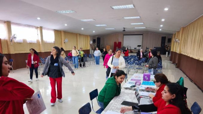 Equipo de investigadores de la Universidad de Antofagasta trabajando en el proyecto de detección de VPH.