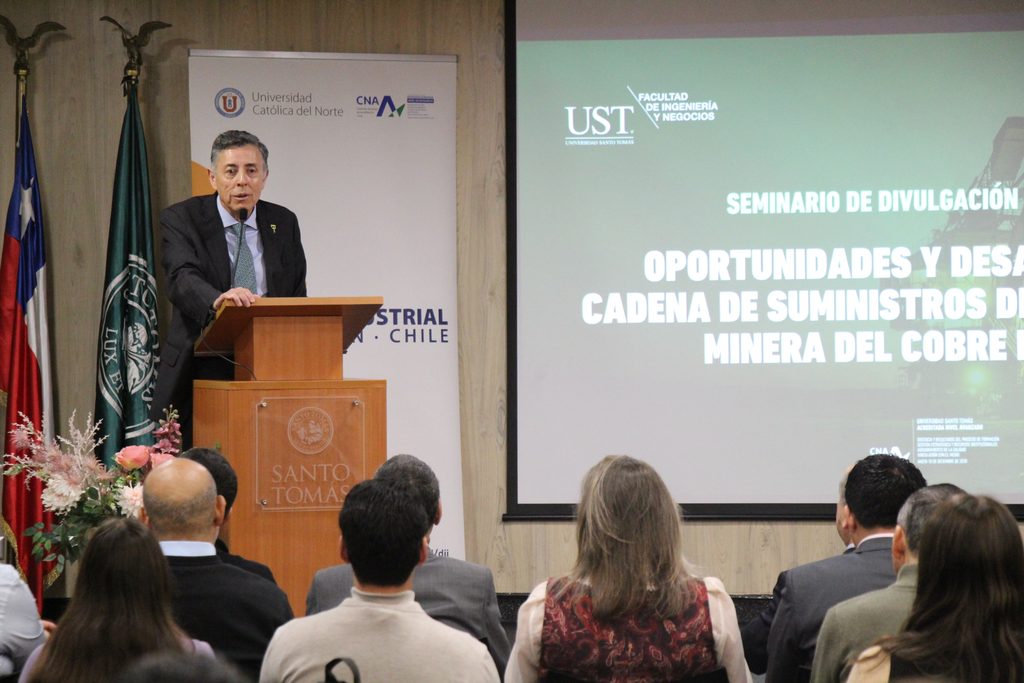 Académicos y expertos analizando la cadena de suministro de la minería del cobre en seminario de Antofagasta