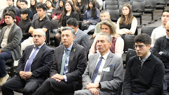 Académicos y expertos analizando la cadena de suministro de la minería del cobre en seminario de Antofagasta