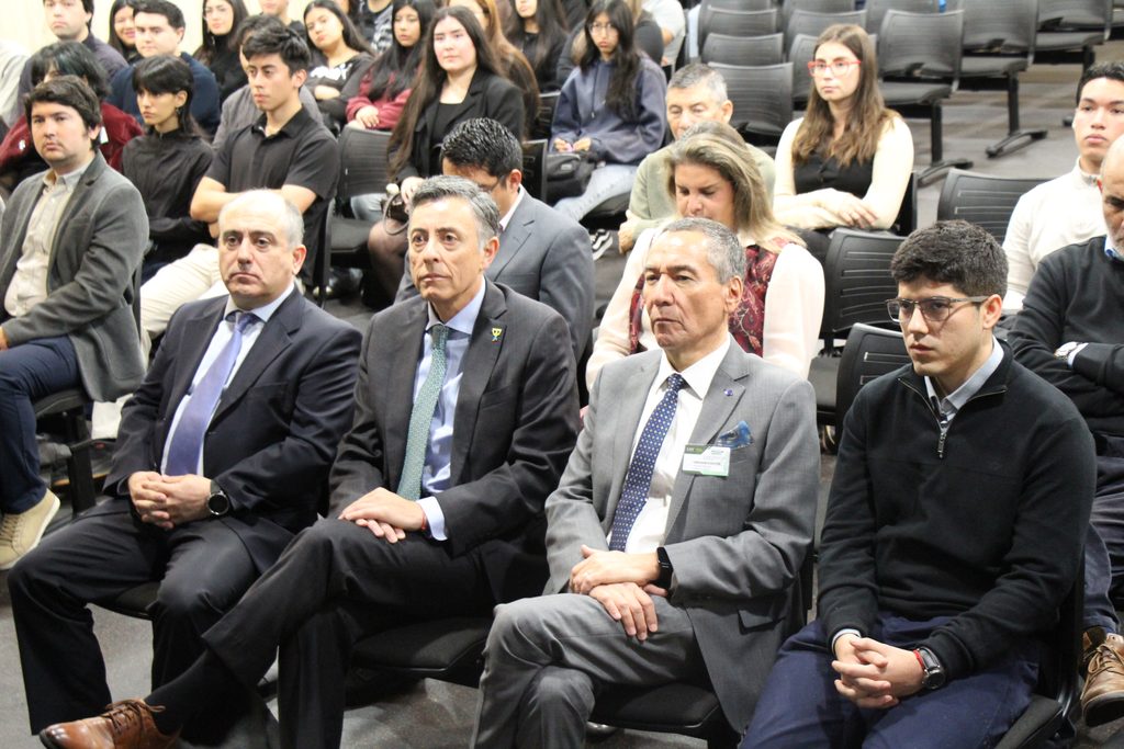 UST Y UCN REALIZAN SEMINARIO SOBRE DESAFÍOS DE LA CADENA DE SUMINISTRO EN LA MINERÍA DEL COBRE Estudiantes y académicos en seminario de minería organizado por la UST y la UCN en Antofagasta