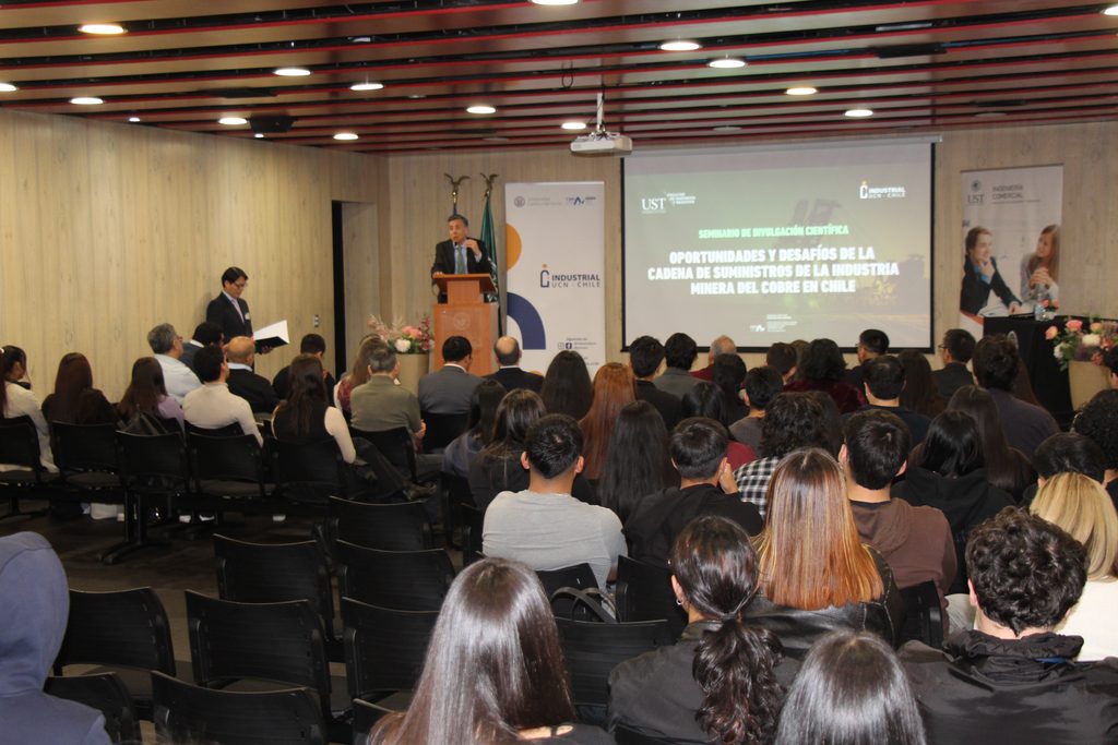 UST Y UCN REALIZAN SEMINARIO SOBRE DESAFÍOS DE LA CADENA DE SUMINISTRO EN LA MINERÍA DEL COBRE Estudiantes y académicos en seminario de minería organizado por la UST y la UCN en Antofagasta