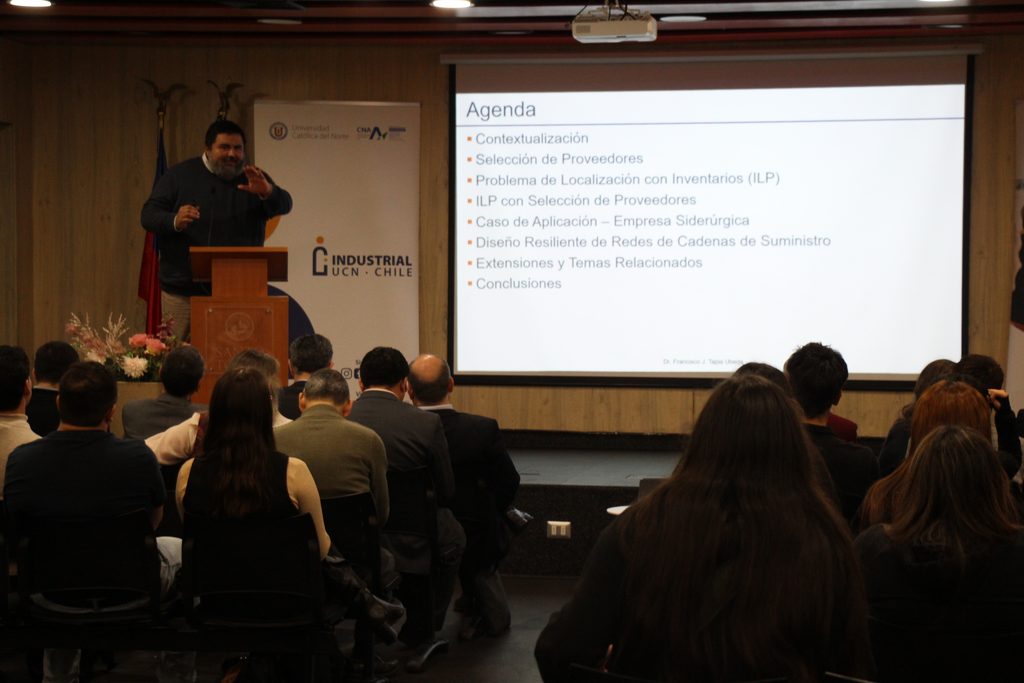 UST Y UCN REALIZAN SEMINARIO SOBRE DESAFÍOS DE LA CADENA DE SUMINISTRO EN LA MINERÍA DEL COBRE Estudiantes y académicos en seminario de minería organizado por la UST y la UCN en Antofagasta