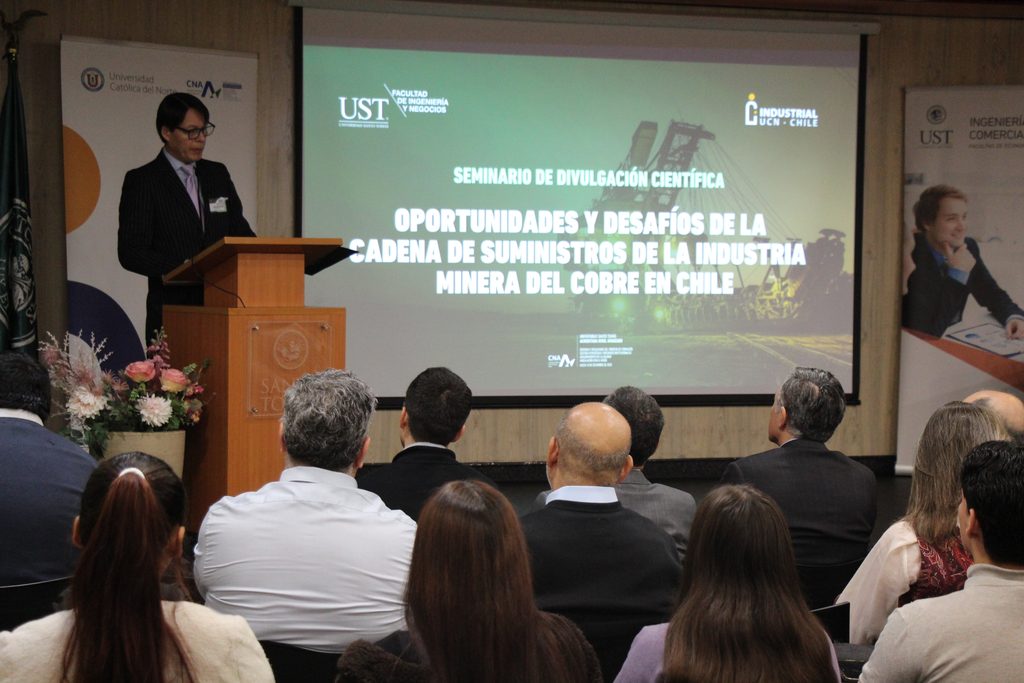UST Y UCN REALIZAN SEMINARIO SOBRE DESAFÍOS DE LA CADENA DE SUMINISTRO EN LA MINERÍA DEL COBRE Estudiantes y académicos en seminario de minería organizado por la UST y la UCN en Antofagasta