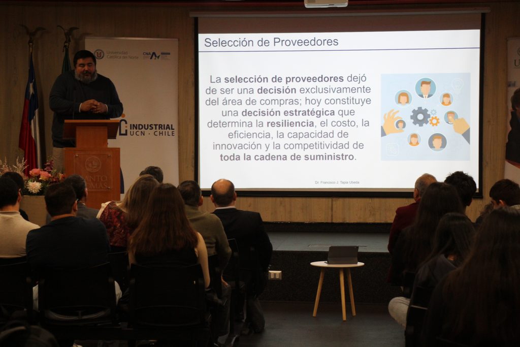 UST Y UCN REALIZAN SEMINARIO SOBRE DESAFÍOS DE LA CADENA DE SUMINISTRO EN LA MINERÍA DEL COBRE Estudiantes y académicos en seminario de minería organizado por la UST y la UCN en Antofagasta