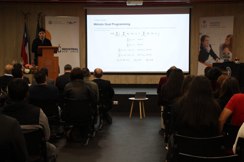 UST Y UCN REALIZAN SEMINARIO SOBRE DESAFÍOS DE LA CADENA DE SUMINISTRO EN LA MINERÍA DEL COBRE Estudiantes y académicos en seminario de minería organizado por la UST y la UCN en Antofagasta