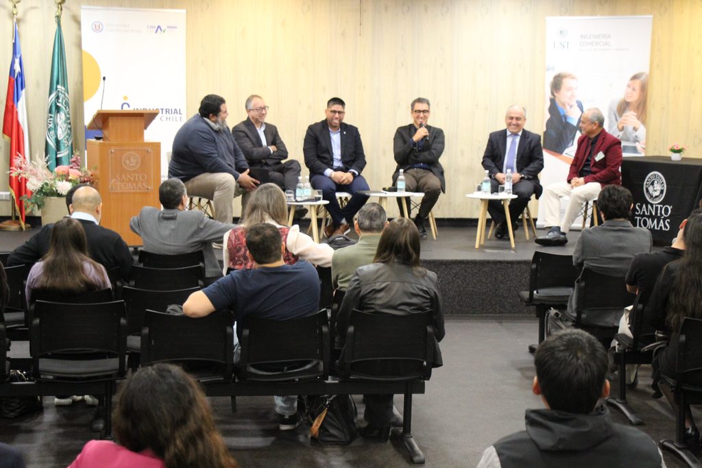 UST Y UCN REALIZAN SEMINARIO SOBRE DESAFÍOS DE LA CADENA DE SUMINISTRO EN LA MINERÍA DEL COBRE Estudiantes y académicos en seminario de minería organizado por la UST y la UCN en Antofagasta