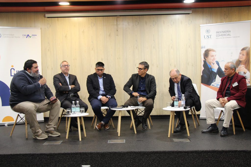 UST Y UCN REALIZAN SEMINARIO SOBRE DESAFÍOS DE LA CADENA DE SUMINISTRO EN LA MINERÍA DEL COBRE Estudiantes y académicos en seminario de minería organizado por la UST y la UCN en Antofagasta
