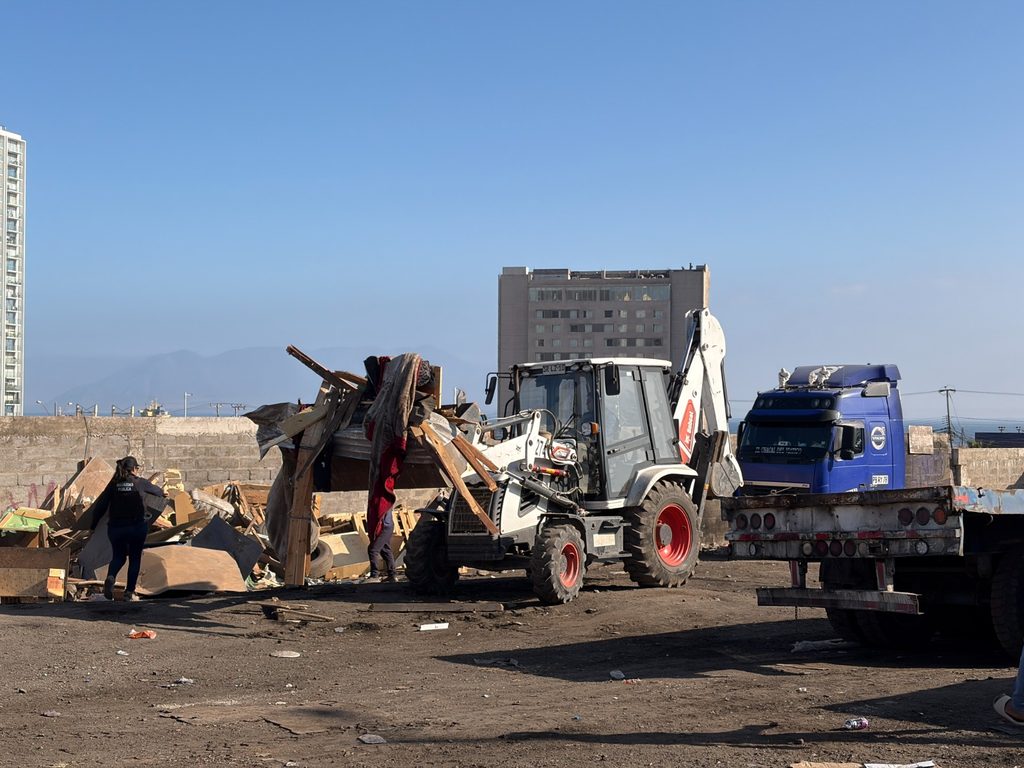 VECINOS DE ANTOFAGASTA AGRADECEN LA ERRADICACIÓN DE TRECE RUCOS PARA RECUPERAR ESPACIOS PÚBLICOS Operativo municipal de erradicación de rucos y limpieza de microbasurales en Antofagasta