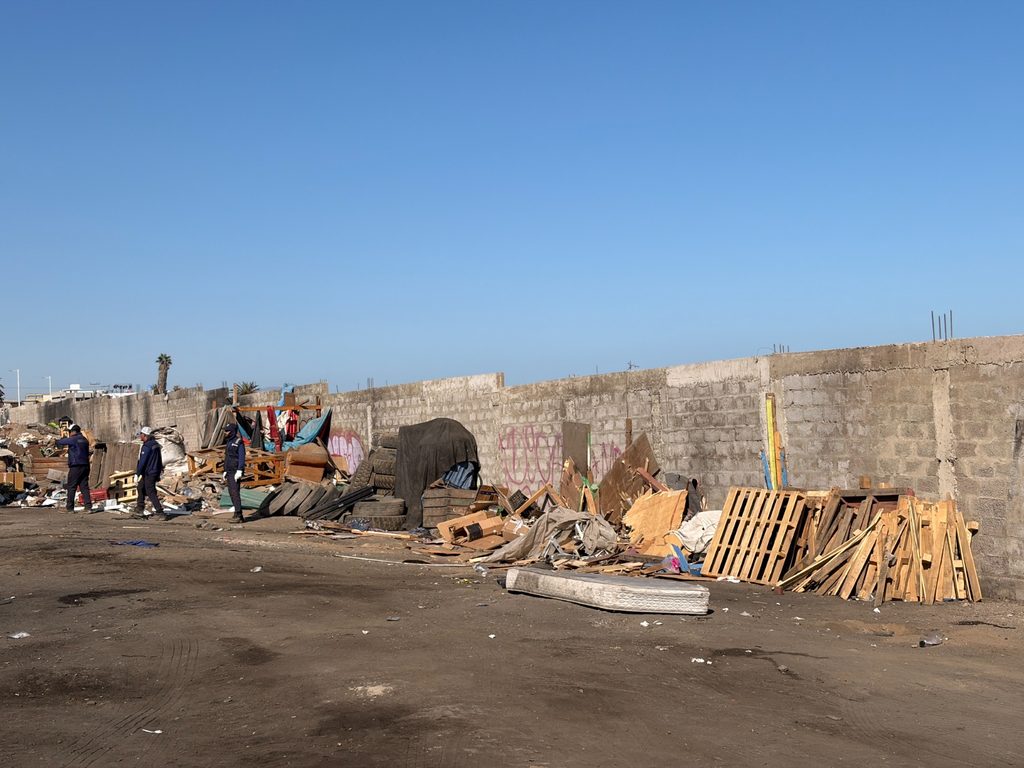 VECINOS DE ANTOFAGASTA AGRADECEN LA ERRADICACIÓN DE TRECE RUCOS PARA RECUPERAR ESPACIOS PÚBLICOS Operativo municipal de erradicación de rucos y limpieza de microbasurales en Antofagasta