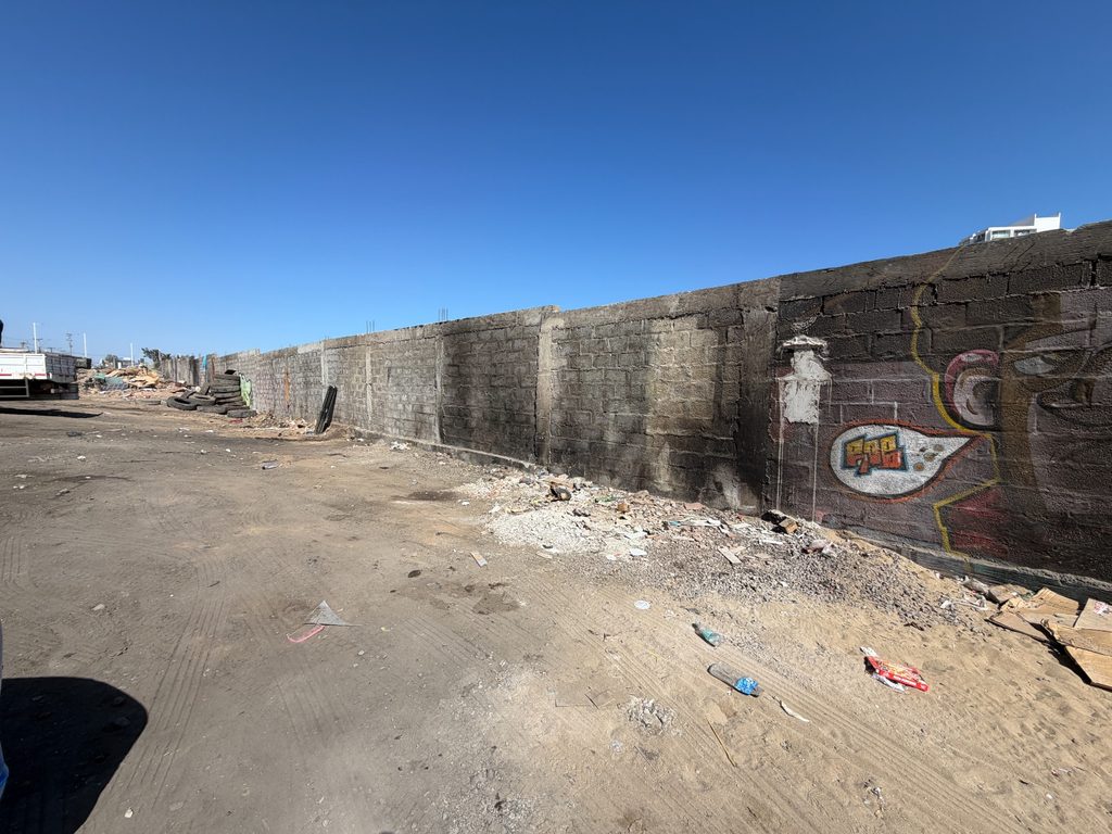 VECINOS DE ANTOFAGASTA AGRADECEN LA ERRADICACIÓN DE TRECE RUCOS PARA RECUPERAR ESPACIOS PÚBLICOS Operativo municipal de erradicación de rucos y limpieza de microbasurales en Antofagasta