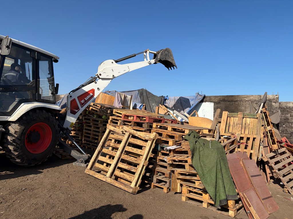 VECINOS DE ANTOFAGASTA AGRADECEN LA ERRADICACIÓN DE TRECE RUCOS PARA RECUPERAR ESPACIOS PÚBLICOS Operativo municipal de erradicación de rucos y limpieza de microbasurales en Antofagasta