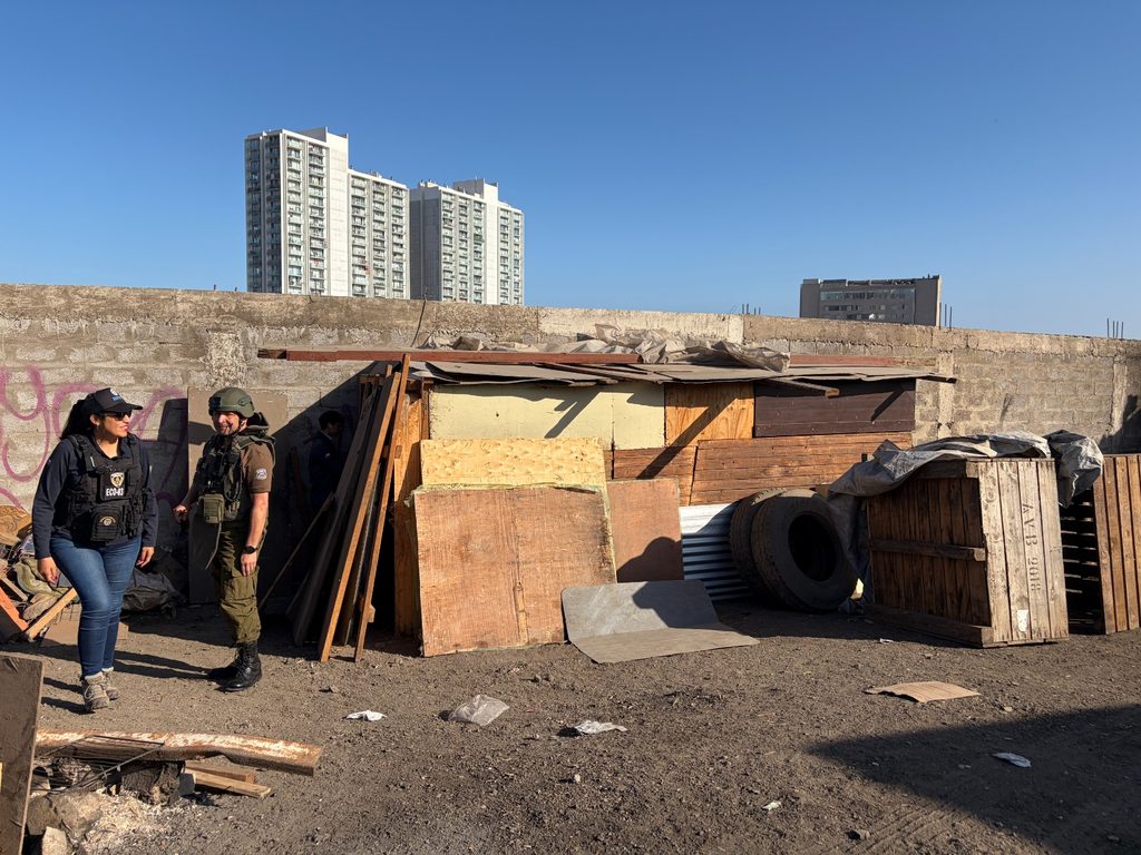 VECINOS DE ANTOFAGASTA AGRADECEN LA ERRADICACIÓN DE TRECE RUCOS PARA RECUPERAR ESPACIOS PÚBLICOS Operativo municipal de erradicación de rucos y limpieza de microbasurales en Antofagasta