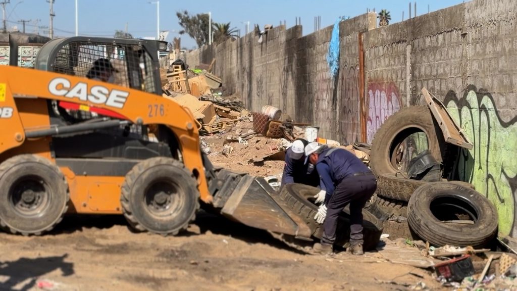 VECINOS DE ANTOFAGASTA AGRADECEN LA ERRADICACIÓN DE TRECE RUCOS PARA RECUPERAR ESPACIOS PÚBLICOS Operativo municipal de erradicación de rucos y limpieza de microbasurales en Antofagasta
