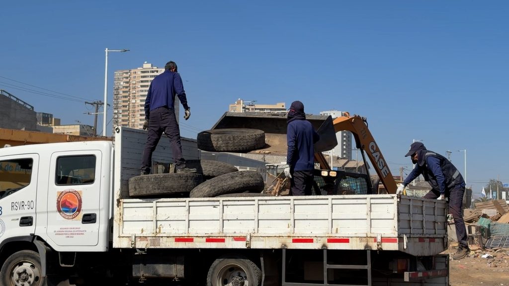 VECINOS DE ANTOFAGASTA AGRADECEN LA ERRADICACIÓN DE TRECE RUCOS PARA RECUPERAR ESPACIOS PÚBLICOS Operativo municipal de erradicación de rucos y limpieza de microbasurales en Antofagasta
