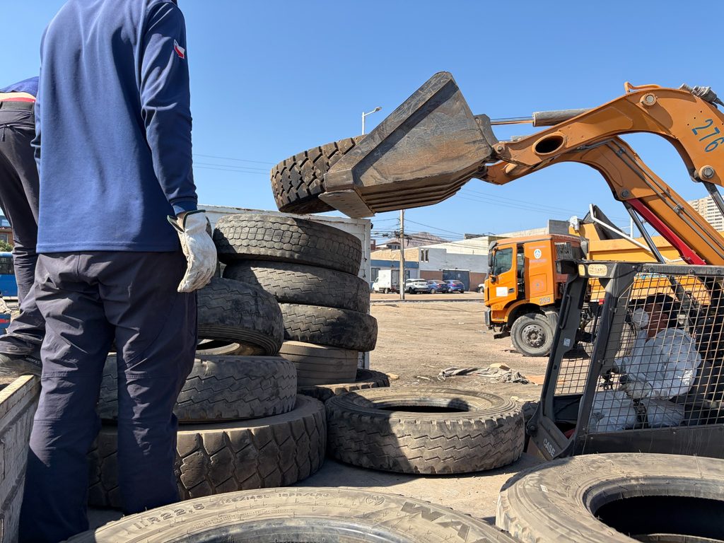 VECINOS DE ANTOFAGASTA AGRADECEN LA ERRADICACIÓN DE TRECE RUCOS PARA RECUPERAR ESPACIOS PÚBLICOS Operativo municipal de erradicación de rucos y limpieza de microbasurales en Antofagasta