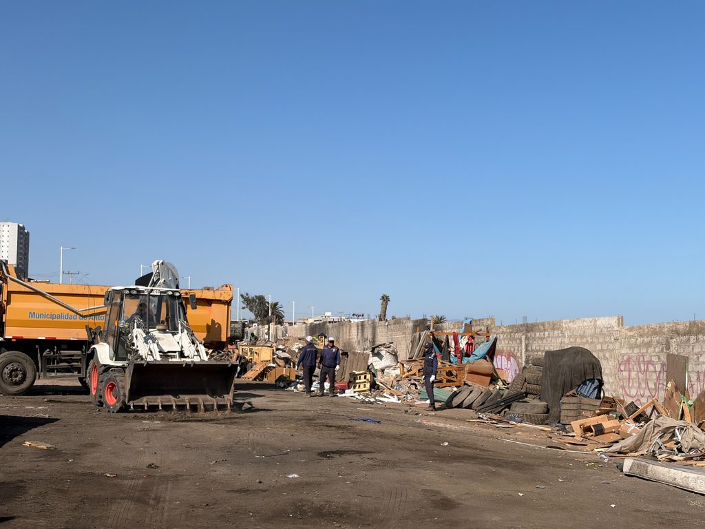 VECINOS DE ANTOFAGASTA AGRADECEN LA ERRADICACIÓN DE TRECE RUCOS PARA RECUPERAR ESPACIOS PÚBLICOS Operativo municipal de erradicación de rucos y limpieza de microbasurales en Antofagasta