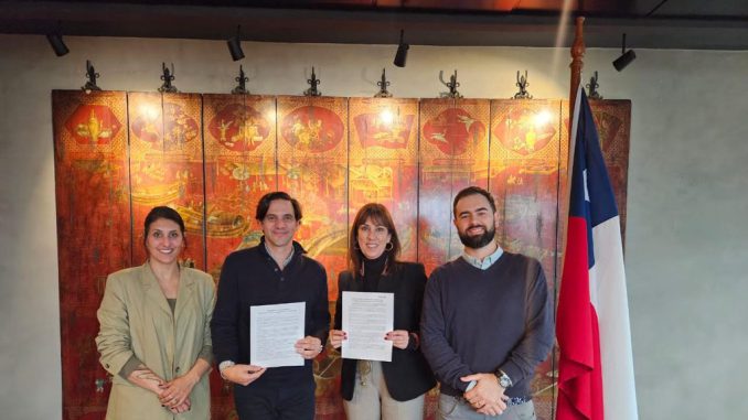 Representantes de Wines of Chile y Fedetur estrechando lazos para promover los destinos turísticos y la industria vitivinícola chilena en el mercado global.