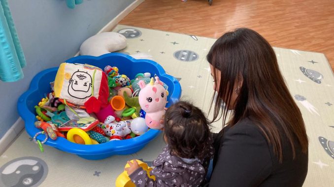 Madre beneficiaria del Bono Extraordinario de Apoyo a la Niñez recibiendo ayuda económica en Antofagasta