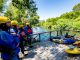 Personas practicando rafting y turismo aventura en un río