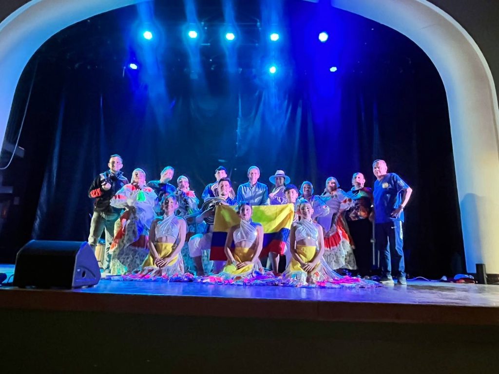 AGRUPACIÓN LOS TERRALITOS DE TOCOPILLA PRESENTA CON ÉXITO SU XIX MUESTRA FOLCLÓRICA INTERNACIONAL EN MARÍA ELENA Agrupaciones de danza folclórica presentándose en el escenario del Teatro Jaime Guerre en María Elena
