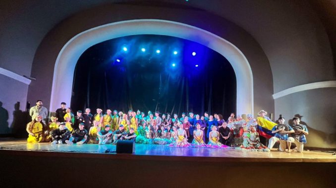 Agrupaciones de danza folclórica presentándose en el escenario del Teatro Jaime Guerre en María Elena