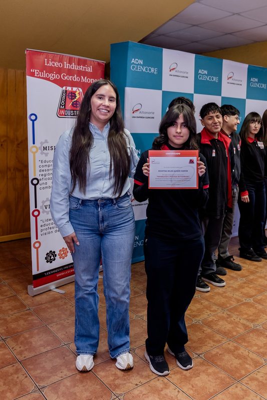 Estudiantes del Liceo Industrial participando en el Seminario de Procesos de Fundición organizado por Altonorte