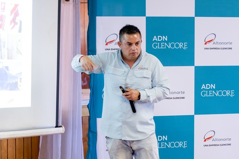 Estudiantes del Liceo Industrial participando en el Seminario de Procesos de Fundición organizado por Altonorte