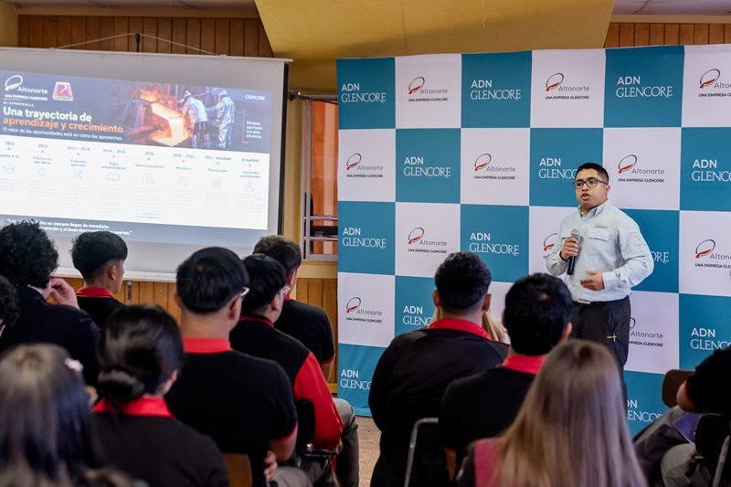 Estudiantes del Liceo Industrial participando en el Seminario de Procesos de Fundición organizado por Altonorte